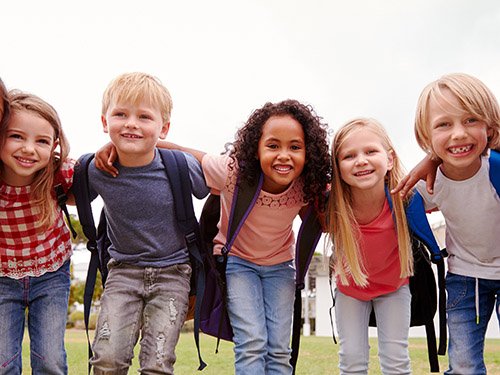 enfant à l'exterieur